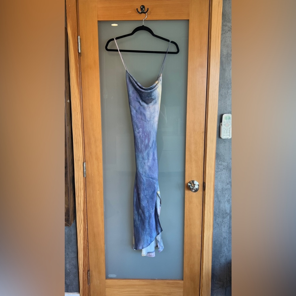 ASTR The Label blue and white tie-dye midi dress